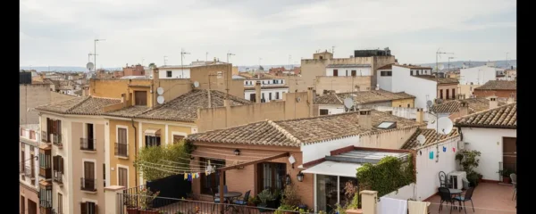 Vista panorámica de ciudad española mediterránea con edificios residenciales modernos y tradicionales