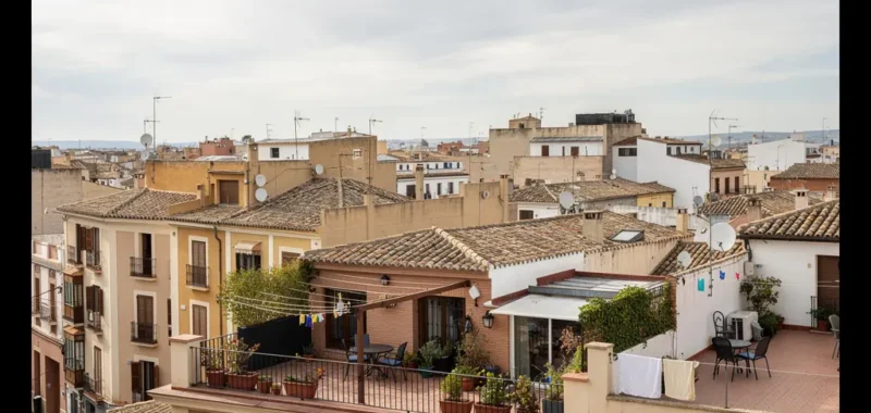 Vista panorámica de ciudad española mediterránea con edificios residenciales modernos y tradicionales
