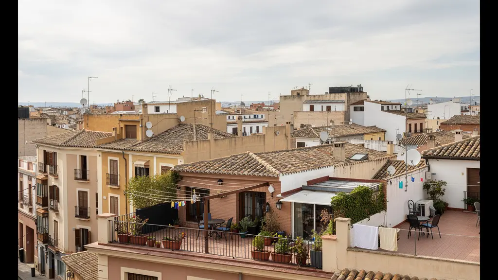 Vista panorámica de ciudad española mediterránea con edificios residenciales modernos y tradicionales