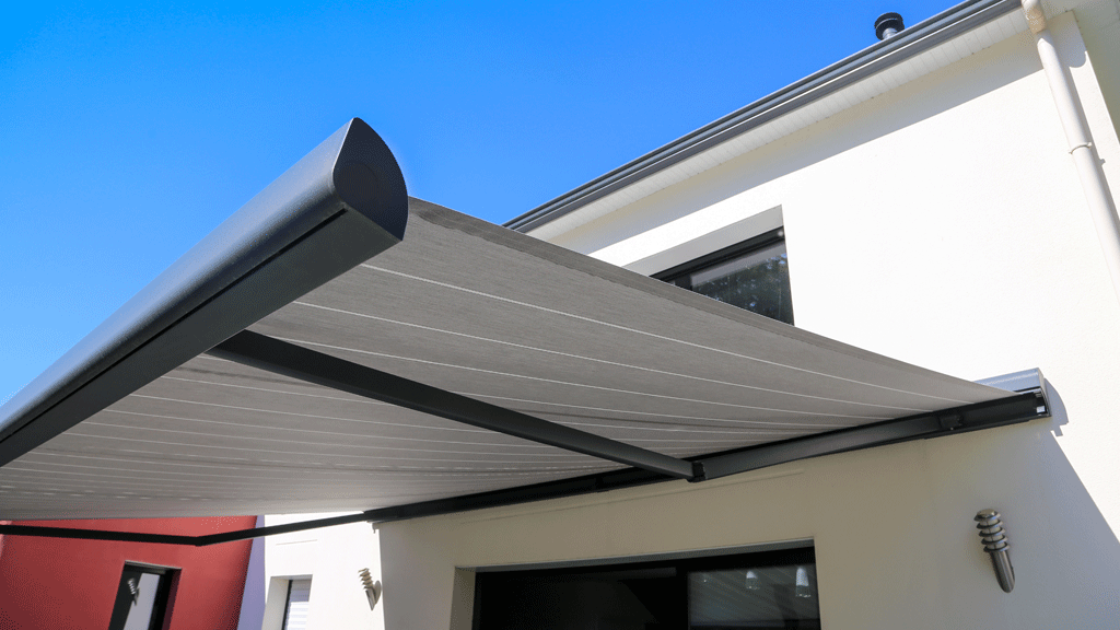 Toldo cofre cerrado mostrando acabado aluminio lacado en fachada