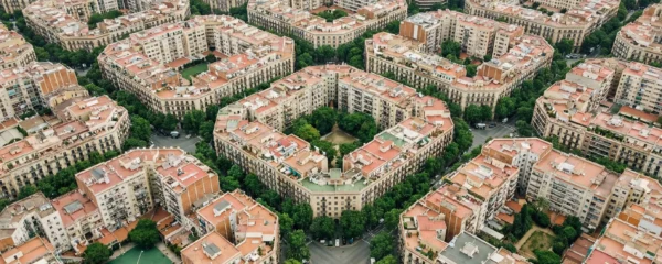 Vista aérea del barrio Eixample de Barcelona mostrando edificios residenciales típicos