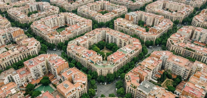 Vista aérea del barrio Eixample de Barcelona mostrando edificios residenciales típicos